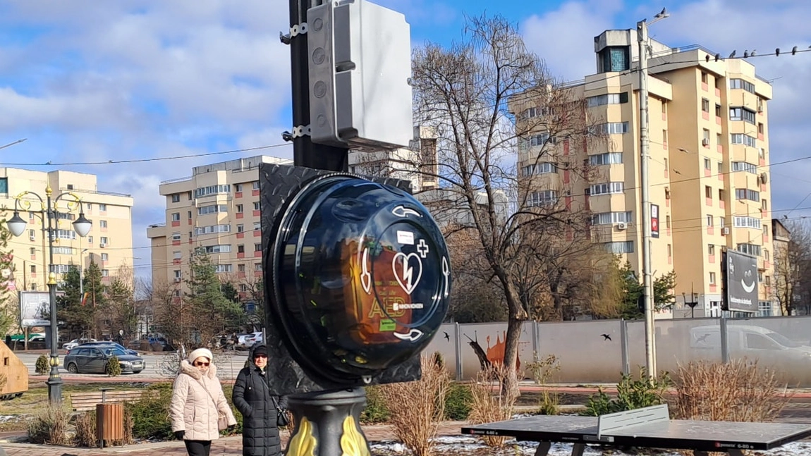 Zece defibrilatoare noi au fost instalate în spațiile publice din municipiul Iași