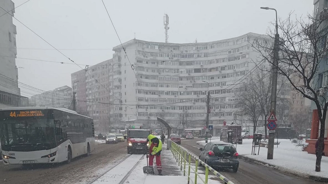 Zeci de utilaje și angajați acționează pentru deszăpezire, în municipiul Iași