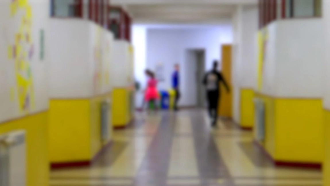 Incident șocant! O elevă de 14 ani și-a atacat colegii și profesorii cu un ciocan și a dat foc la școală!