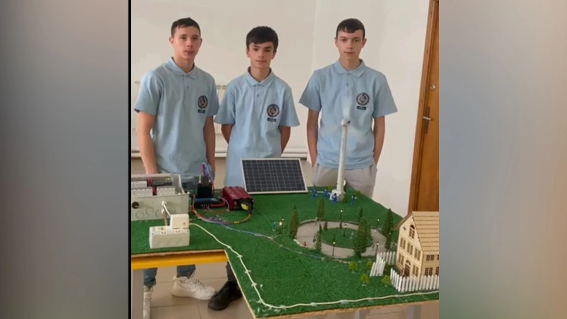 Trei elevi de la Colegiul Tehnic „Unirea” Pașcani concurează în runda regională NOARK cu un proiect inovator de energie regenerabilă. Votul comunității poate să-i ducă la finala europeană de la Praga