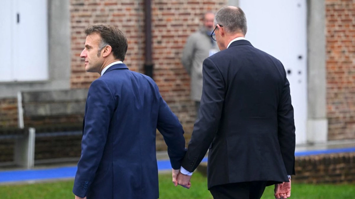Gest surpriză la summitul UE! Emmanuel Macron și Friedrich Merz s-au ținut de mână, în ciuda tensiunilor economice dintre Franța și Germania
