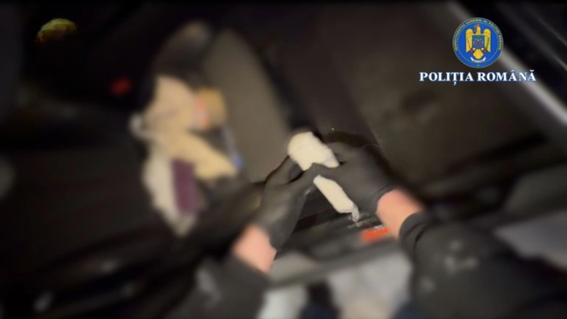 Trei persoane cercetate pentru trafic de droguri de mare risc. Cocaină adusă din Germania și prinsă în flagrant la Târgu Frumos