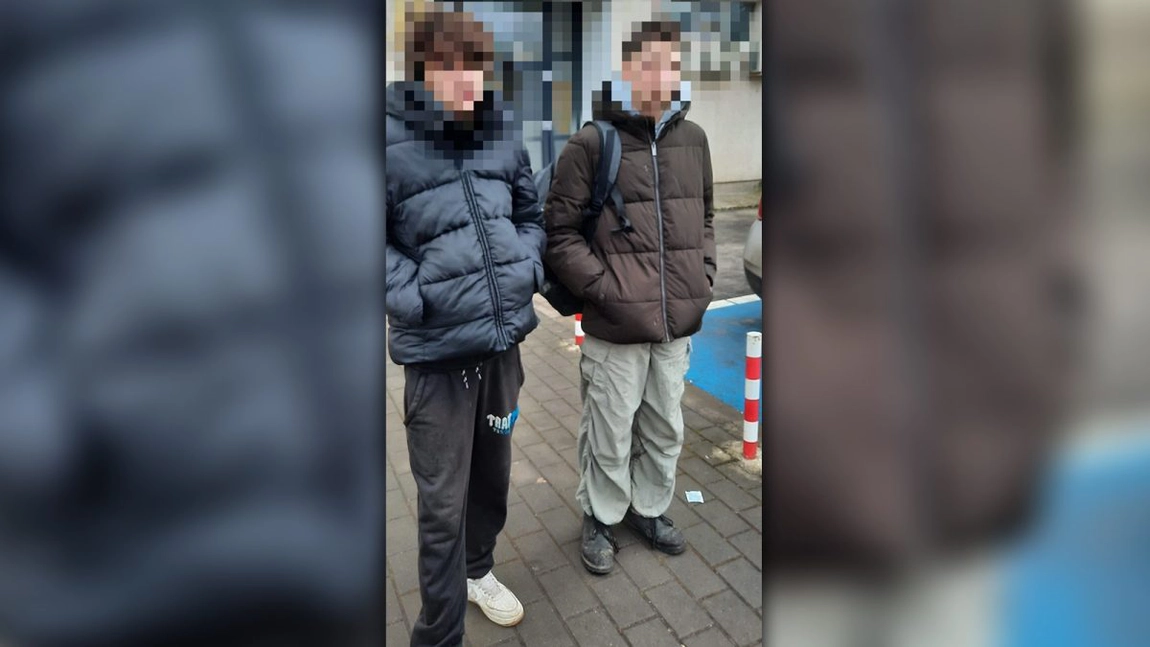 Doi frați din Iași au fost depistați la cerșit, în loc să fie la școală! Băieții sunt suspecți și de tâlhărie