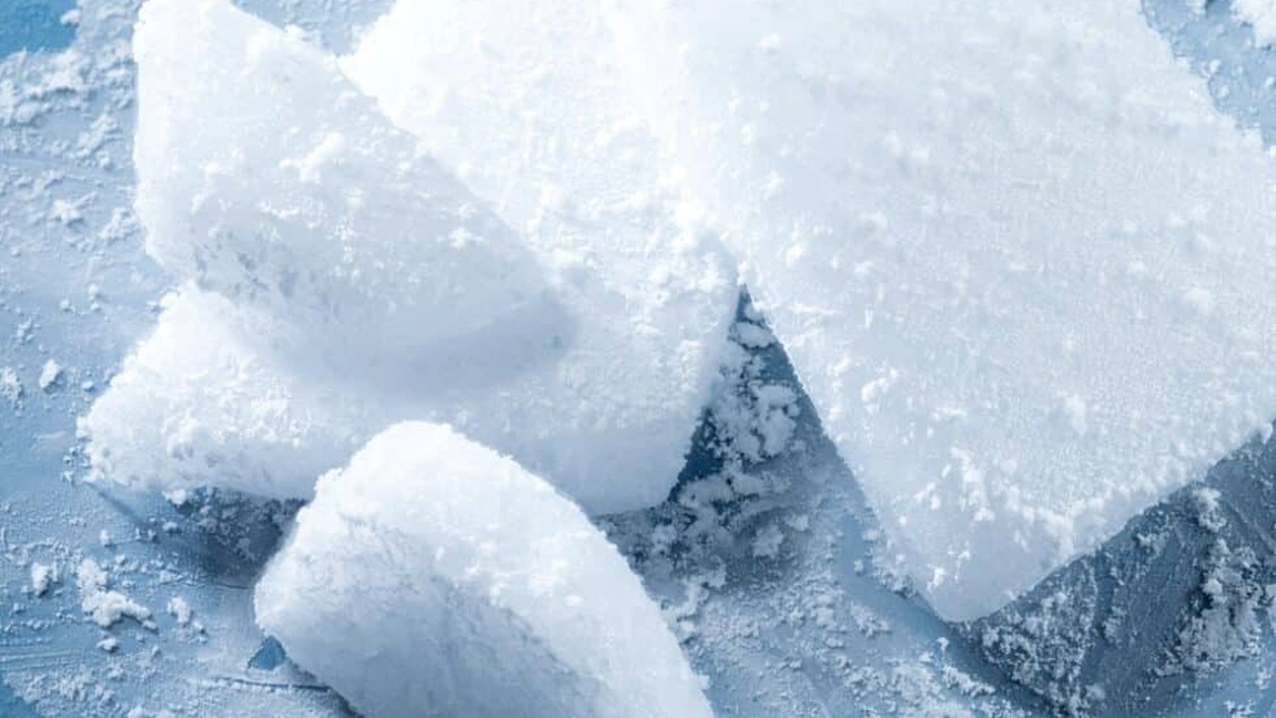 Ce este gheața carbonică și ce o face atât de specială? Proprietăți, riscuri și reguli de siguranță