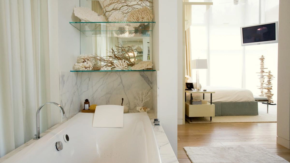 Când modernizarea merge prea departe! Hotelurile renunță la ușile de la baie, iar turiștii cer intimitate