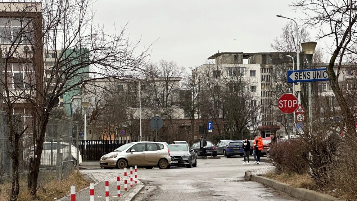 Ieșenii care locuiesc în Cantemir au rămas fără locuri de parcare! Oamenii sunt revoltați: „Au pus popice, dar nu s-au gândit și la noi!”