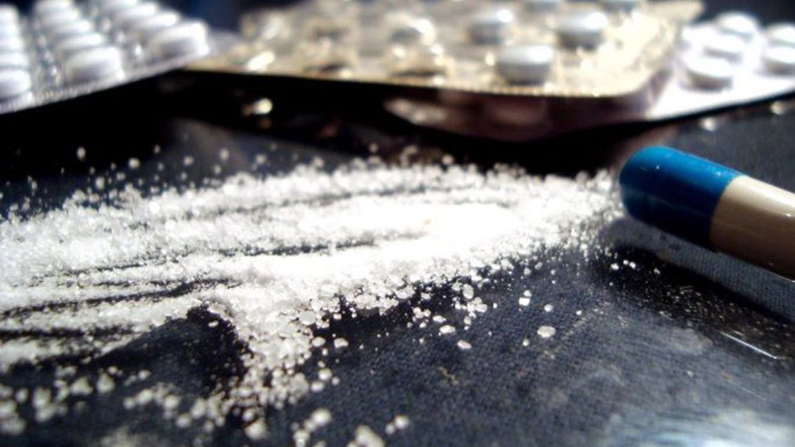 Cinci ieșeni au fost trimiși după gratii pentru infracțiuni de trafic de droguri. Unul dintre inculpați „se dă băiat bun” pentru a fi pus în libertate