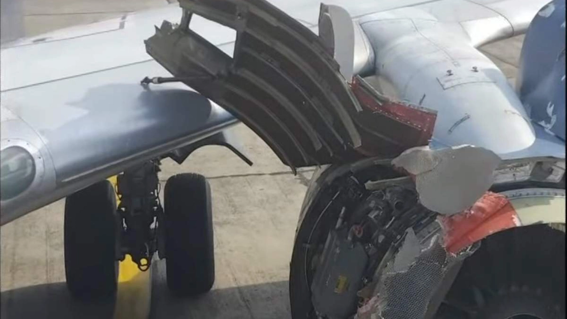 Motorul unui avion a explodat în timpul zborului. Pasagerii au filmat imagini tulburătoare