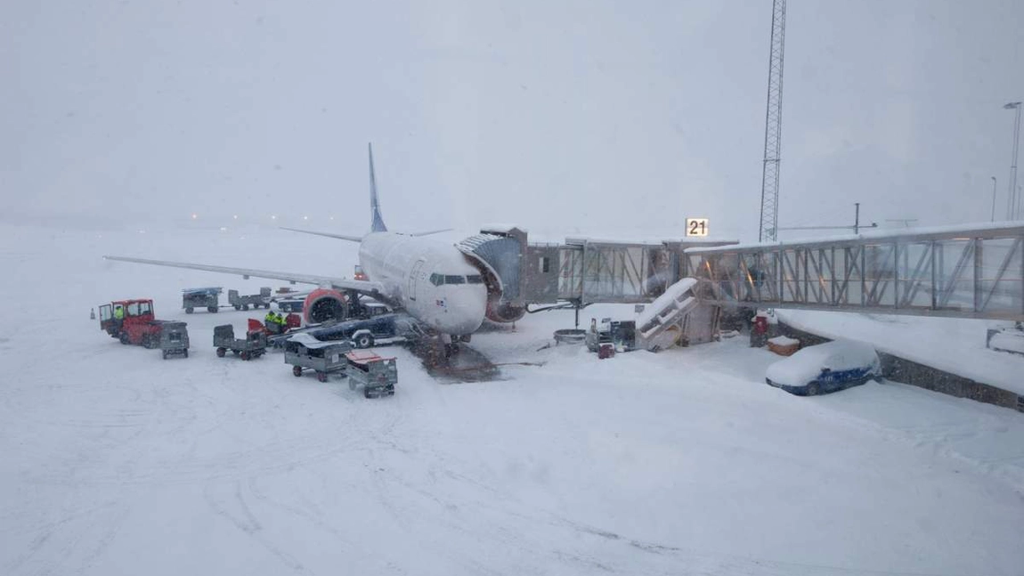 Haos pe aeroport din cauza zăpezii! Mai multe zboruri au fost anulate sau întârziate ore întregi