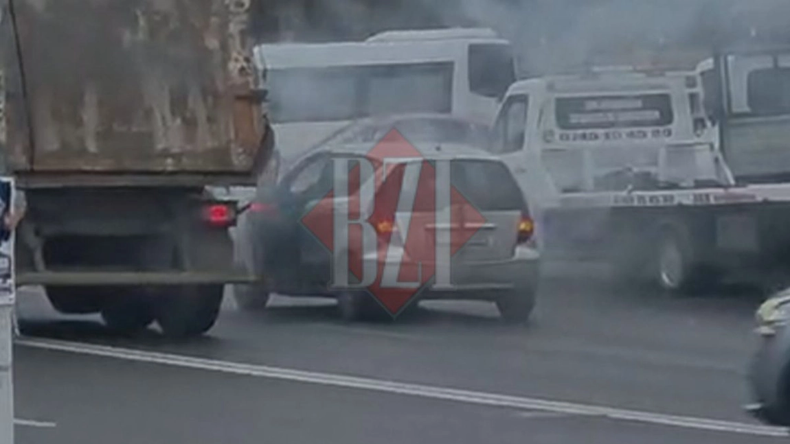 O mașină a fost cuprinsă de flăcări la Rond Vechi. Circulație parțial blocată - EXCLUSIV