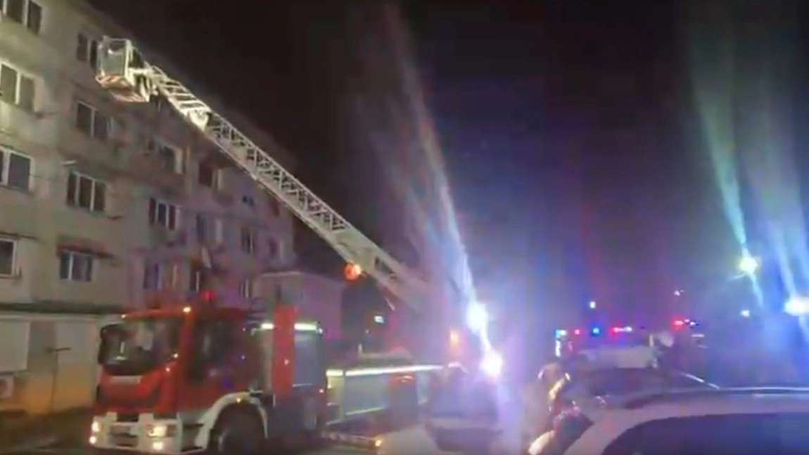 Ultimă oră! Incendiu violent la un apartament! O persoană a murit, zeci de oameni sunt evacuați