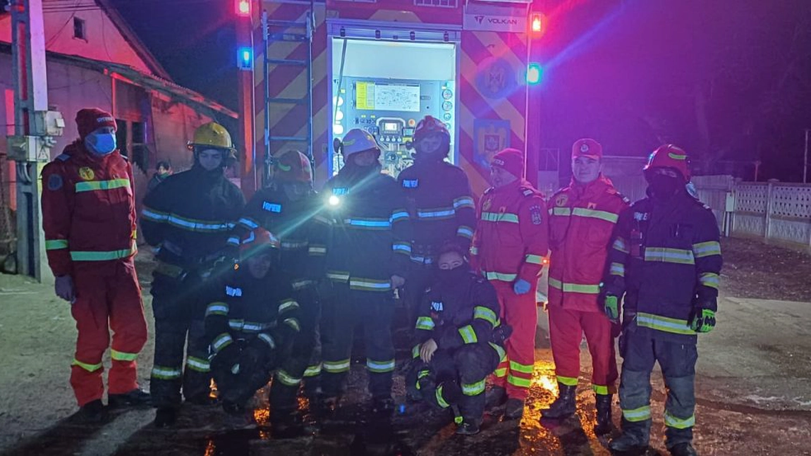 Incendiu puternic la o locuință din Pașcani, pe strada Fântânele. Focul a izbucnit după miezul nopții - VIDEO