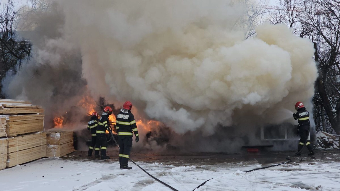 Incendiu la o rulotă, în curtea unei fabrici de cherestea din Iași. Intervenție de urgență a pompierilor - VIDEO