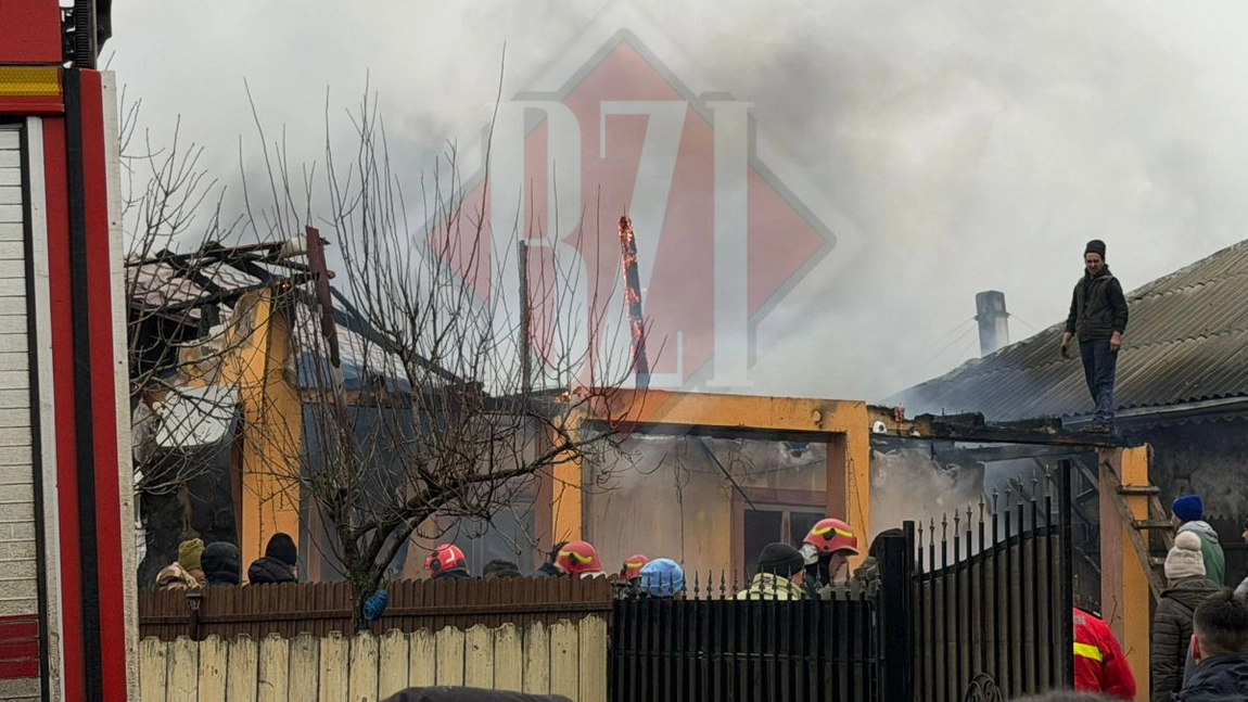 Incendiu la o casă din satul Domnița, comuna Țibana! Pompierii intervin cu mai multe autospeciale - LIVE VIDEO, UPDATE