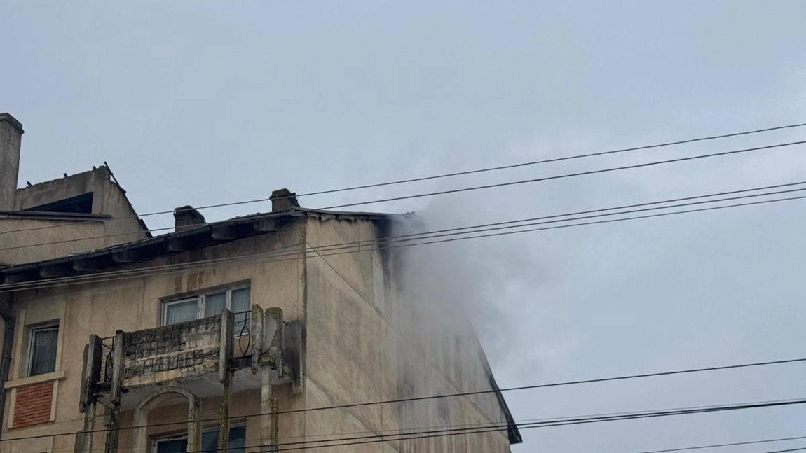 Incendiu puternic la un bloc din Țibănești. Mai multe persoane s-au autoevacuat