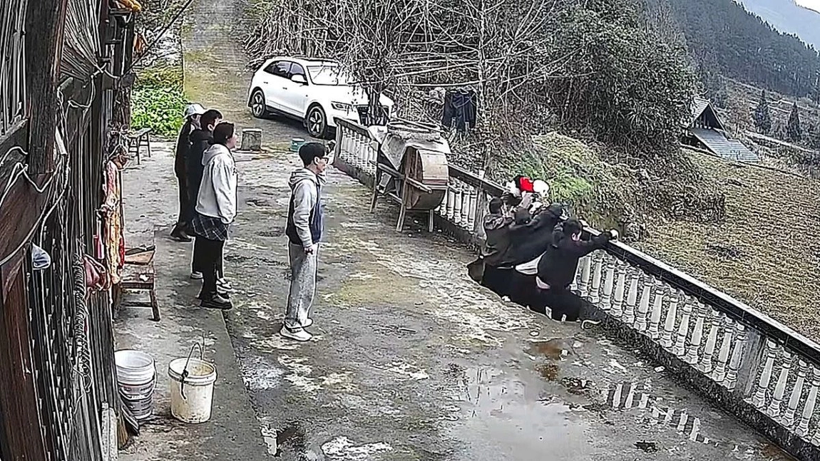 Trei tineri, grav răniți după ce terasa unul local din China s-a surpat. Cățelul unuia dintre ei a scăpat miraculos