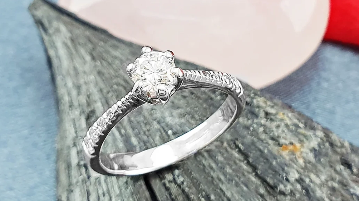 De ce să alegi un inel de logodnă din aur alb. Află motivele pentru care este considerat mai elegant față de cel galben!