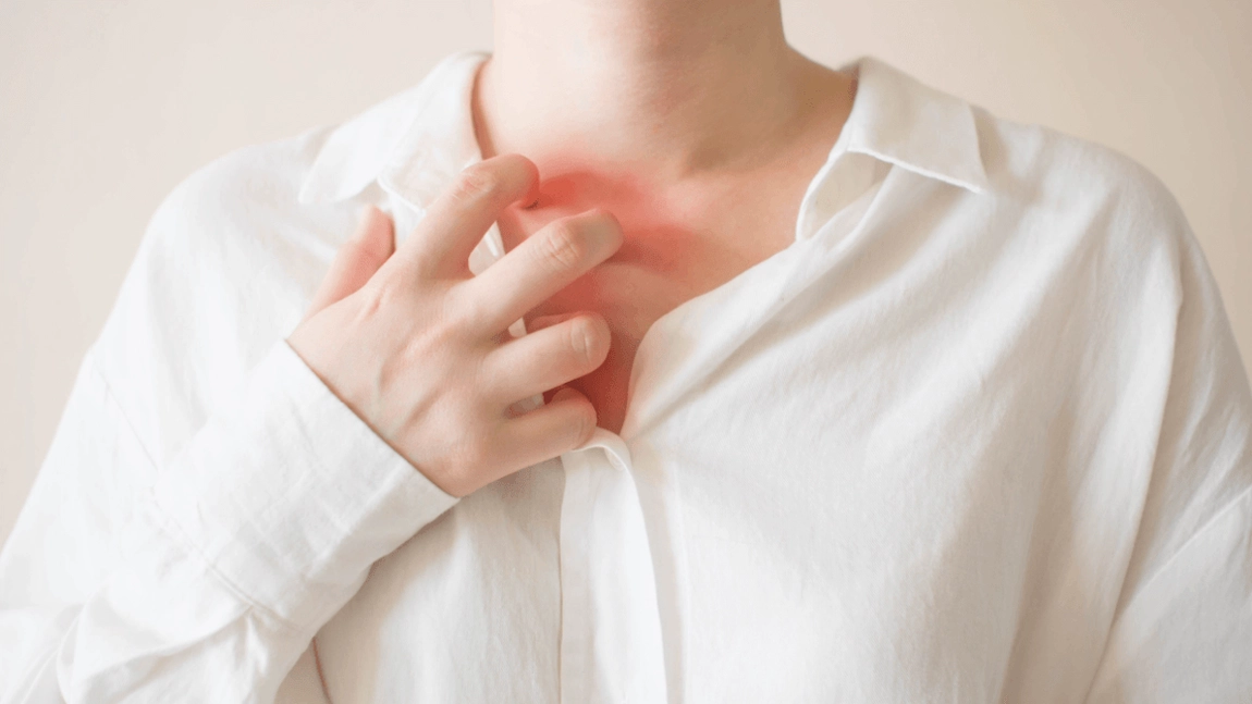 Te confrunți cu înroșirea pielii în jurul gâtului? Dr. Oana Cuzino explică care sunt cauzele și metodele de prevenție!
