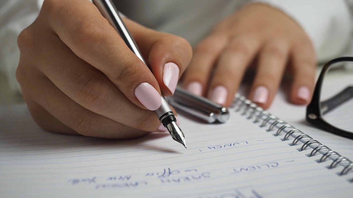 Întârziu sau întârzii? Iată care este forma corectă și de ce este important să o scrii corect!