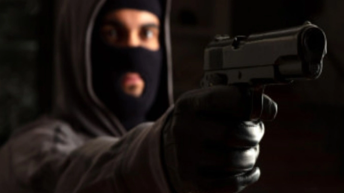 Jaf armat în Câmpulung! A intrat mascat și a amenințat cu o armă, iar apoi a fugit cu banii