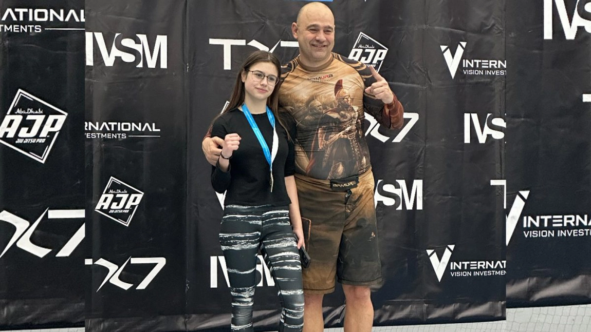 O luptătoare de 14 ani din Iași a câștigat medalia de aur la o competiție de jiu-jitsu din Arad. Adolescenta este antrenată chiar de tatăl ei