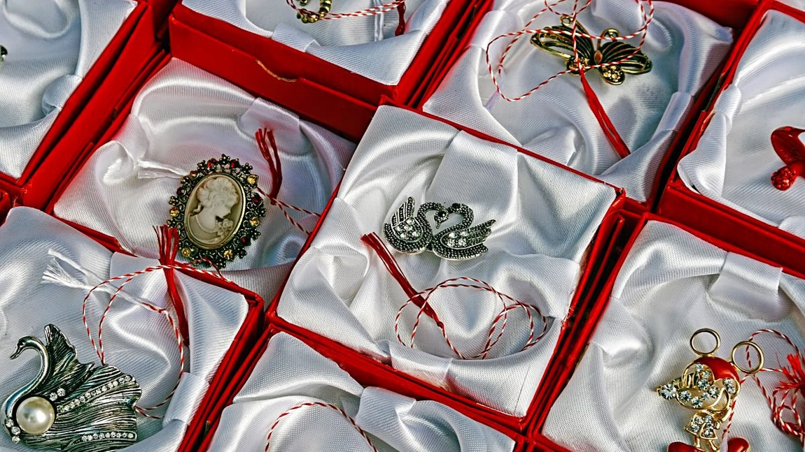 Primăvara devine un test financiar! Ce cadouri extravagante primesc profesoarele în România