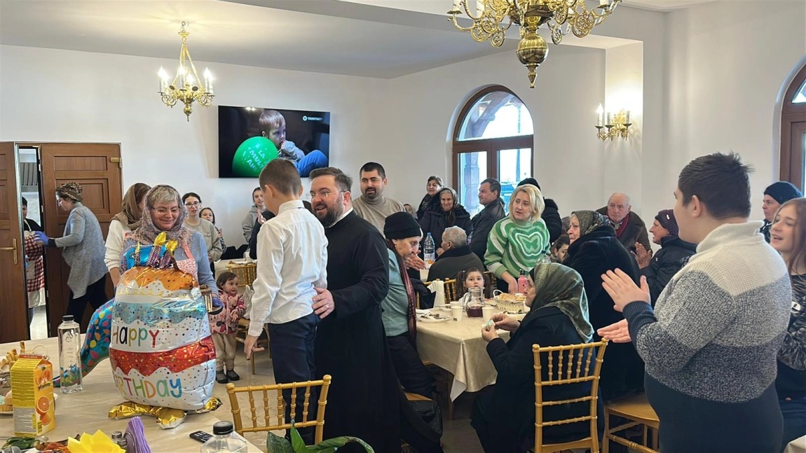 La biserica din Cucuteni, slujba se continuă cu o masă caldă pentru comunitate. Inițiativa preotului Andrei Mocanu a pornit din dorința de a oferi sprijin enoriașilor