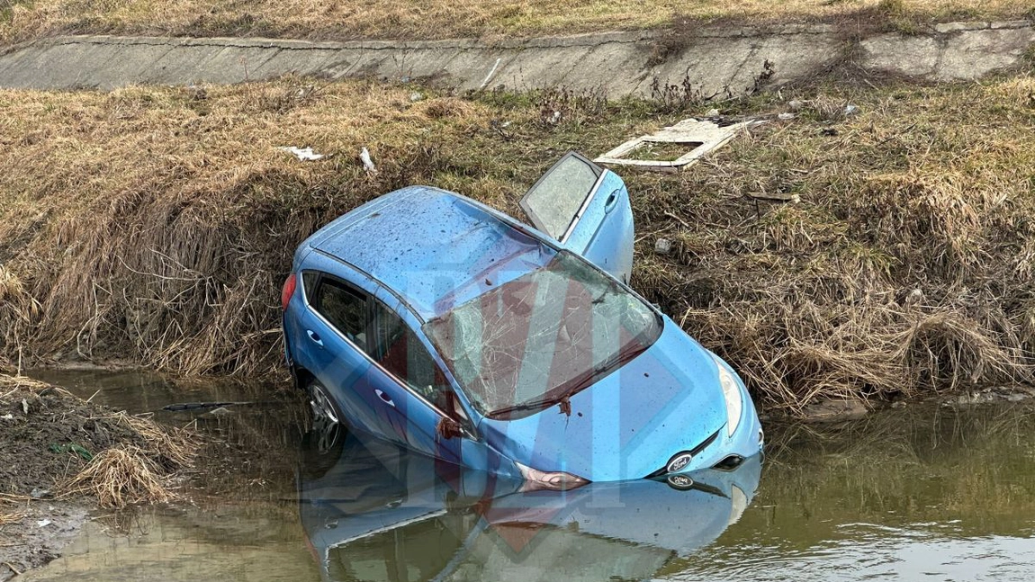 O mașină a căzut în Bahlui, între podurile Metalurgie și Sfântul Ioan. O persoană s-a autoevacuat - UPDATE, VIDEO