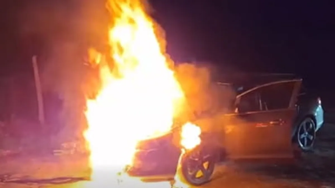 Incendiu în Caraș-Severin! O mașină cu doi adulți și un copil, cuprinsă de flăcări în mers la ieșirea din Reșița