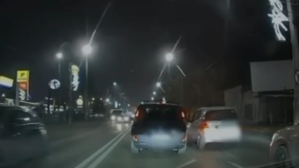 Șofer agresat de un bărbat și fiul său de 14 ani. Poliția continuă căutarea celui de-al treilea suspect