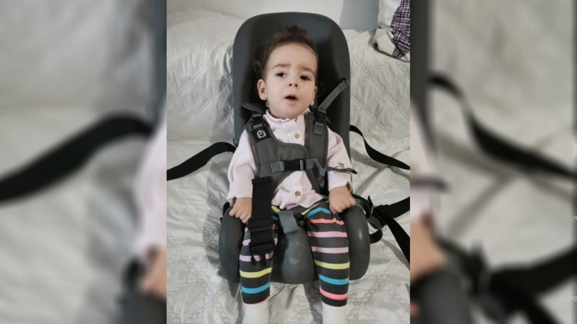 Miruna Radu, o fetiță de nici doi ani, este singurul copil diagnosticat în România cu o boală extrem de rară. Copila are nevoie de 30.000 de euro anual pentru o șansă la o viață normală