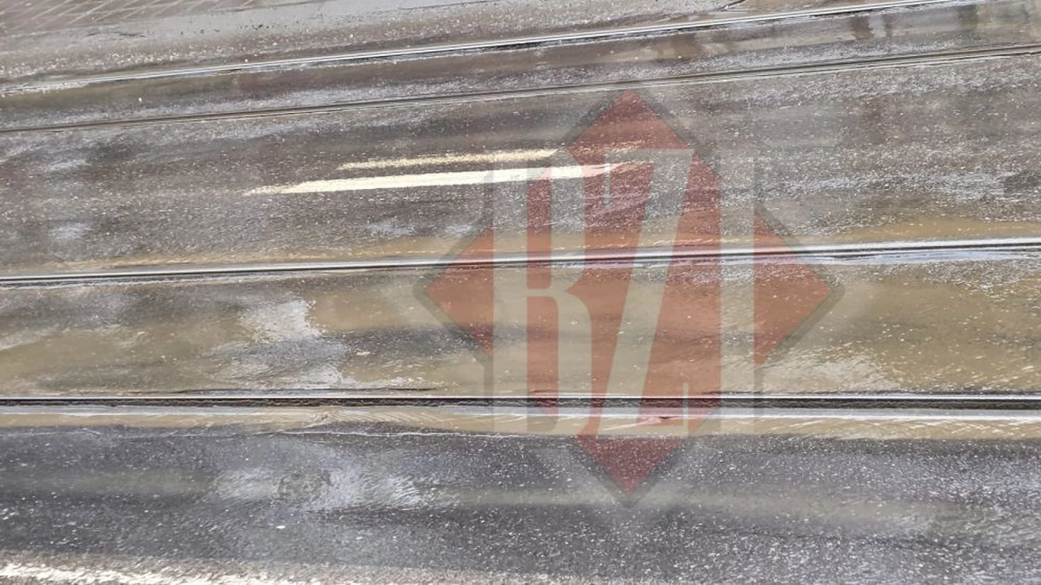 Strada Arcu din municipiul Iași, sufocată de noroi și bălți. Mașinile aruncă mizeria pe trotuare