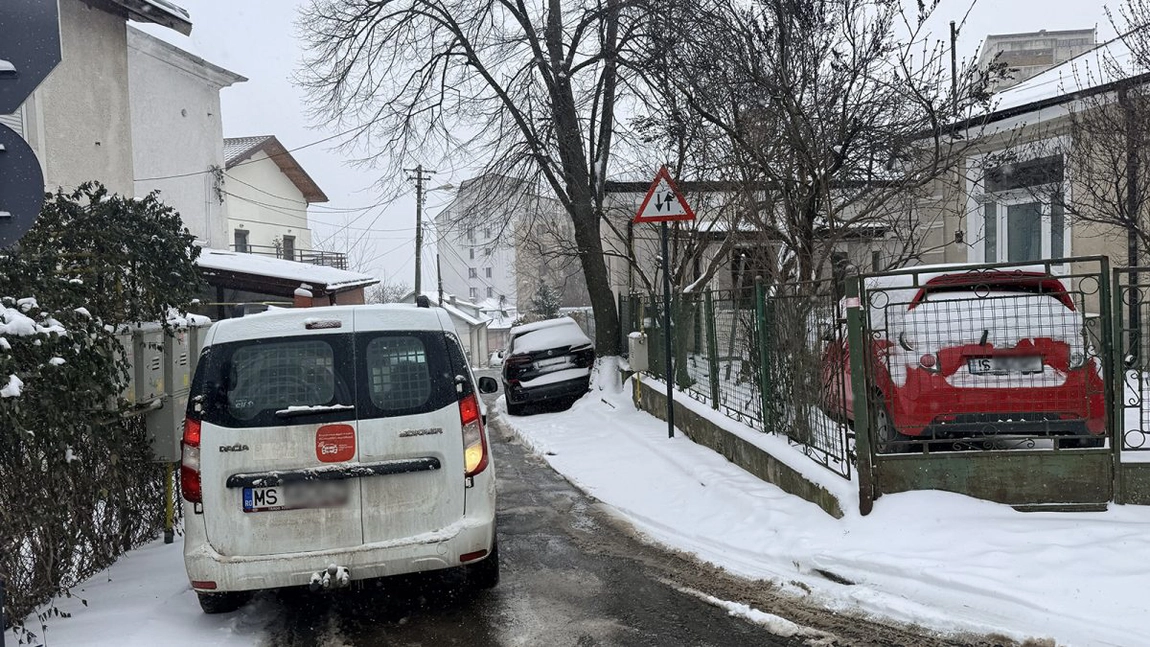 Revoltă a locuitorilor după modificările de circulație într-un cartier din Iași. Șoferii rămân blocați cu mașinile din cauza străzilor înguste