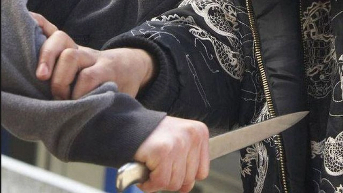 O fată de 15 ani, din Ploiești, a fost înjunghiată de o altă adolescentă. Victima a ajuns la spital