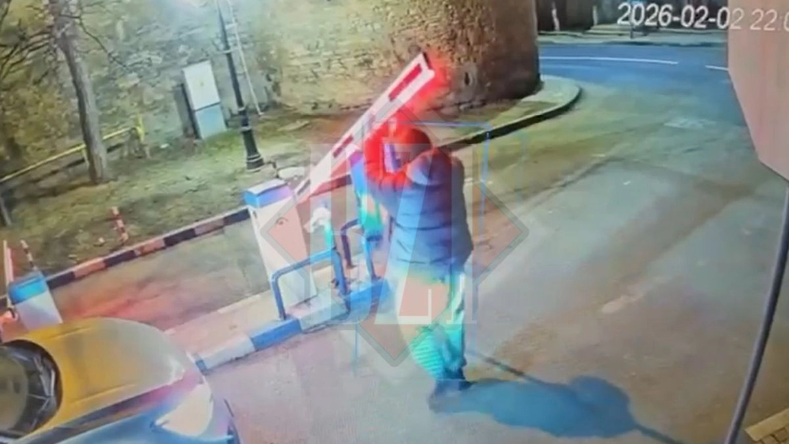 Ieșean, surprins de camerele de supraveghere când ridică bariera din parcarea de la Golia ca să nu achite contravaloarea staționării - VIDEO