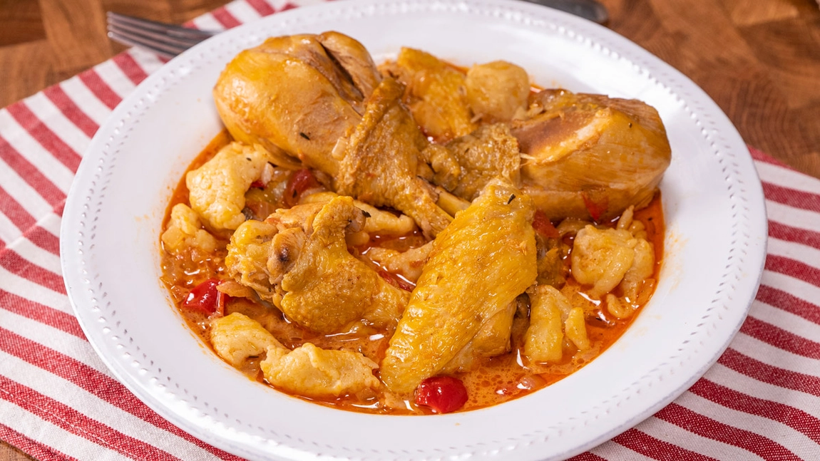 Papricaș de pui cu găluște – Rețetă simplă și aromată, ca la mama acasă!