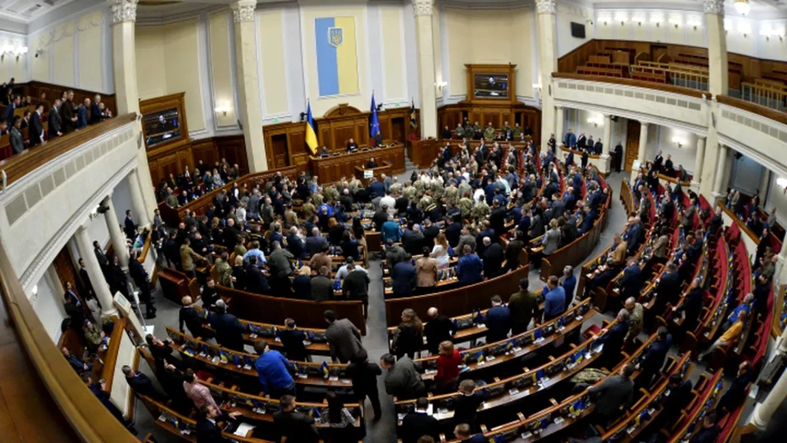 Situație neobișnuită și tensionată la Kiev, după ce Parlamentul Ucrainei a fost nevoit să își întrerupă activitatea din cauza unor îmbolnăviri apărute brusc