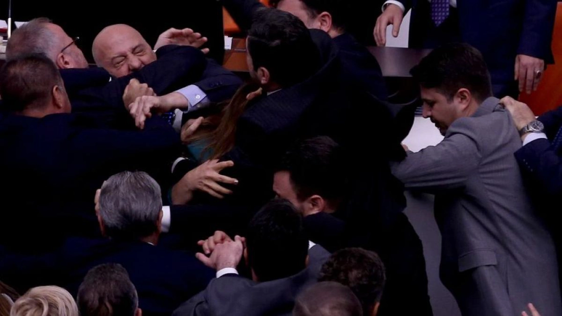 Parlamentarii din Turcia s-au luat la bătaie, din cauza ministrului numit de Erdogan