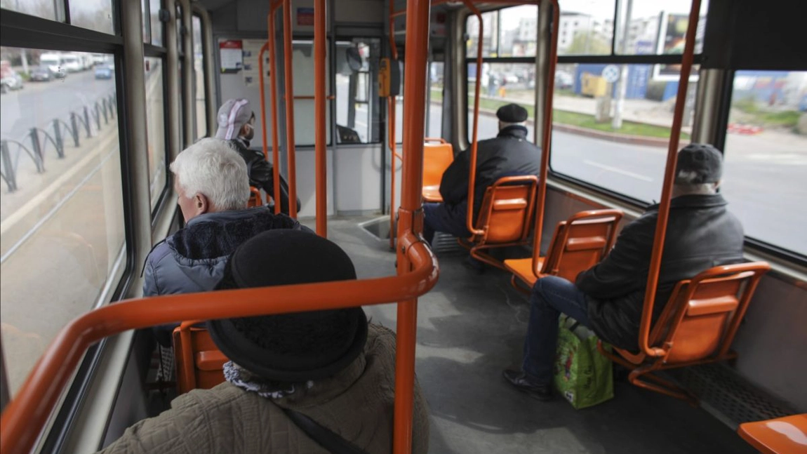 O nouă lovitură pentru pensionarii din București. Primarul general al Capitalei vrea să elimine transportul public gratuit