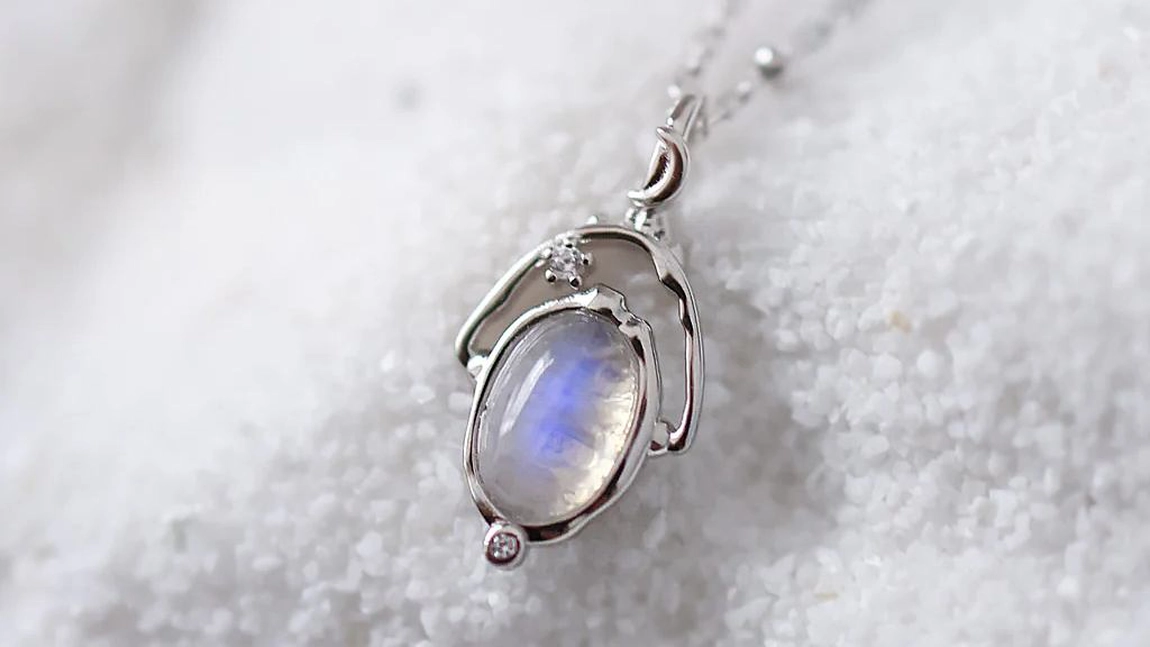 Ce semnificație are piatra lunii? Iată tot ce trebuie să știi înainte să o porți!