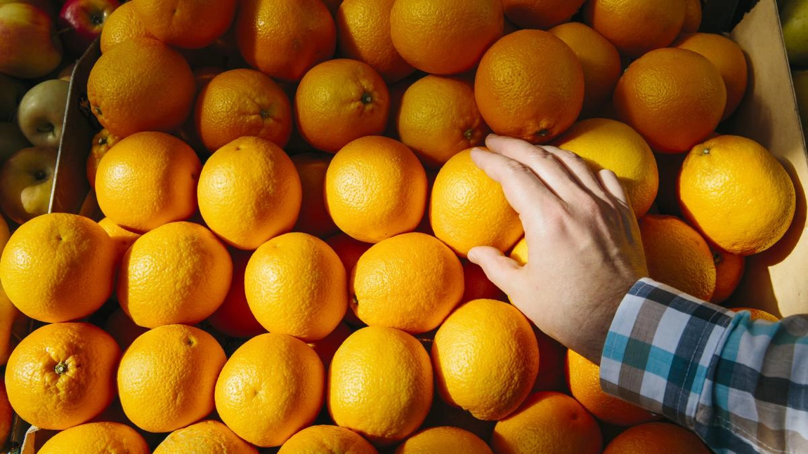 Alertă în supermarketuri. Portocale cu pesticide, suspectate că au fost vândute cu etichete false