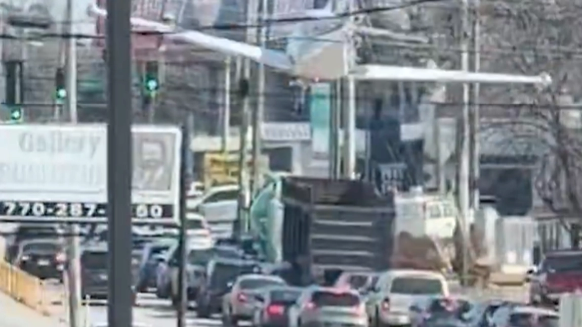 Aterizare de urgență spectaculoasă! Un avion se prăbușește într-o intersecție aglomerată și lovește mai multe mașini