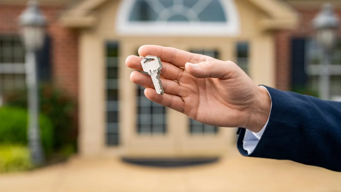 Legea care îi protejează pe proprietari! Pot rămâne „stăpâni” pe casă chiar și după vânzare sau donație