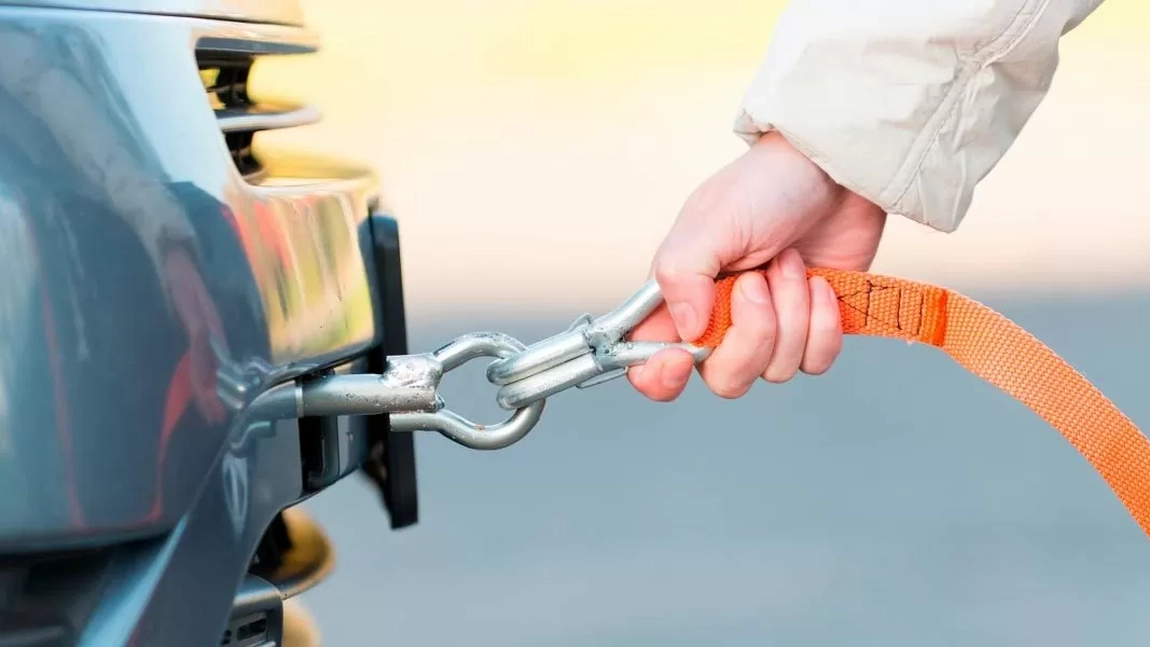 Cu ce se face remorcarea unui autoturism rămas în pană? Iată ce spune legislația!