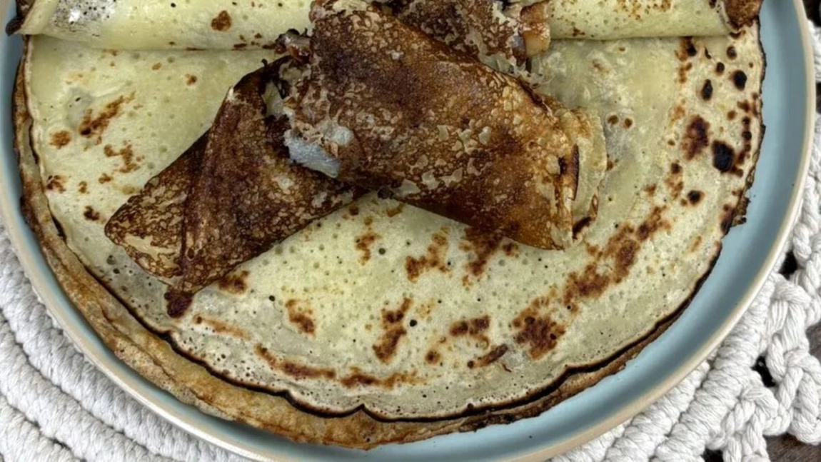 Cum se făceau clătitele comuniste pe vremea lui Ceaușescu. Rețeta fără ouă și lapte care a salvat acest desert