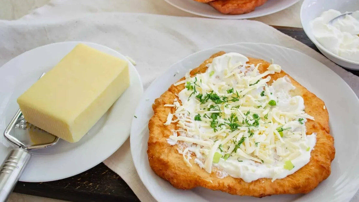 Langoși ungurești – Rețeta tradițională, cu un gust autentic, delicios