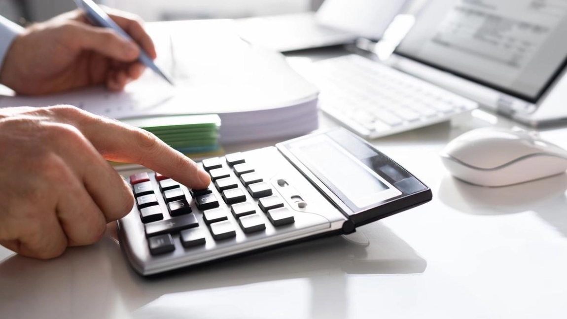 Românii care au credite la bancă trebuie să știe asta! Autoritățile anunță protecție sporită împotriva executărilor silite și plafonarea comisioanelor!