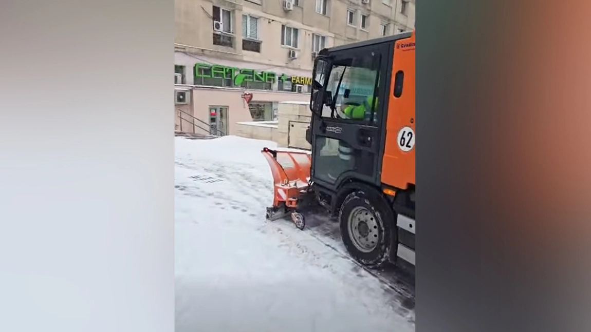 Salubris Iași intervine fără oprire pe străzi, pe măsură ce zăpada se depune din nou