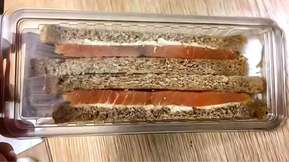 Cât a plătit un tânăr pentru un sandviș cu somon în aeroport. De banii aștia mănânci o zi întreagă