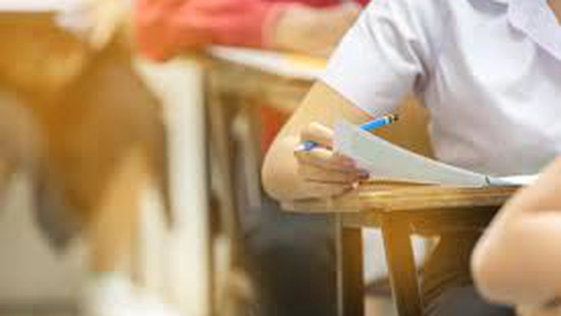 Scandal uriaș la școală! Profesoară, prinsă cu unul dintre elevii săi în propria casă. Decizia soțului a surprins